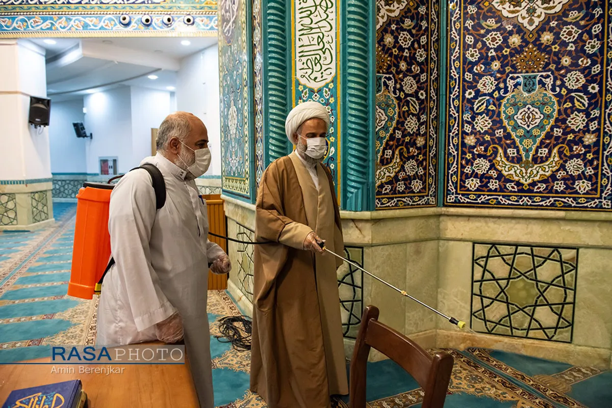 ضد عفونی معابر شیراز توسط جمعی از طلاب و اساتید حوزه علمیه