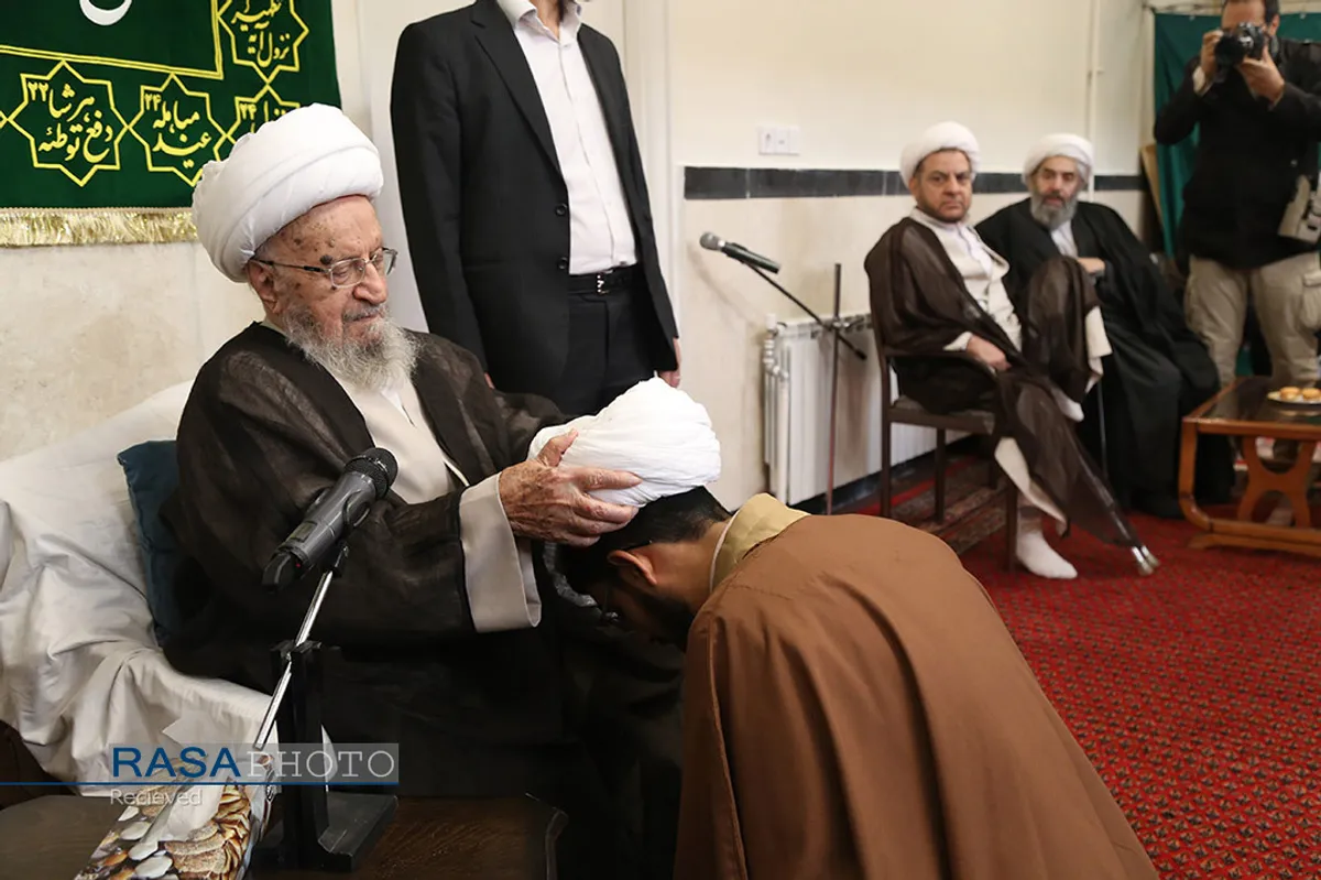 جشن عمامه گذاری تعدادی از طلاب حوزه علمیه قم با حضور حضرت آیت الله مکارم شیراز