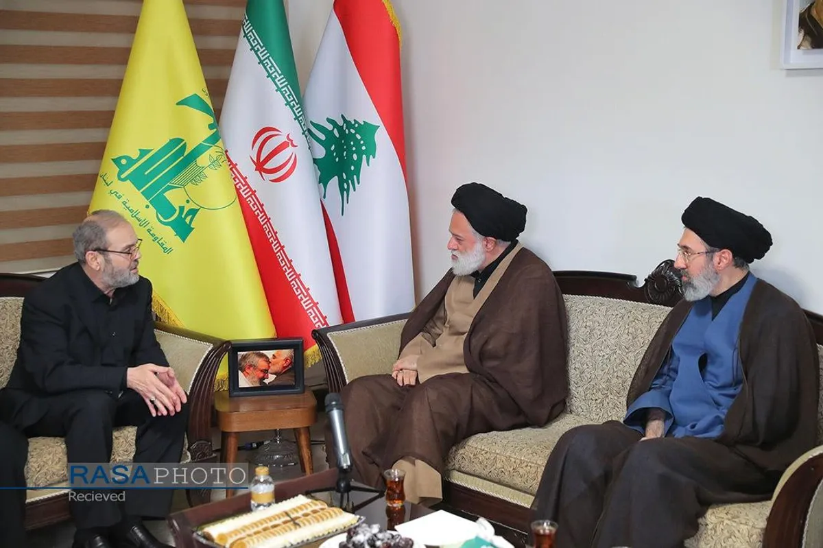 حضور جمعی از فرزندان رهبر انقلاب در دفتر حزب&zwnj;الله در تهران به منظور ابلاغ پیام ایشان