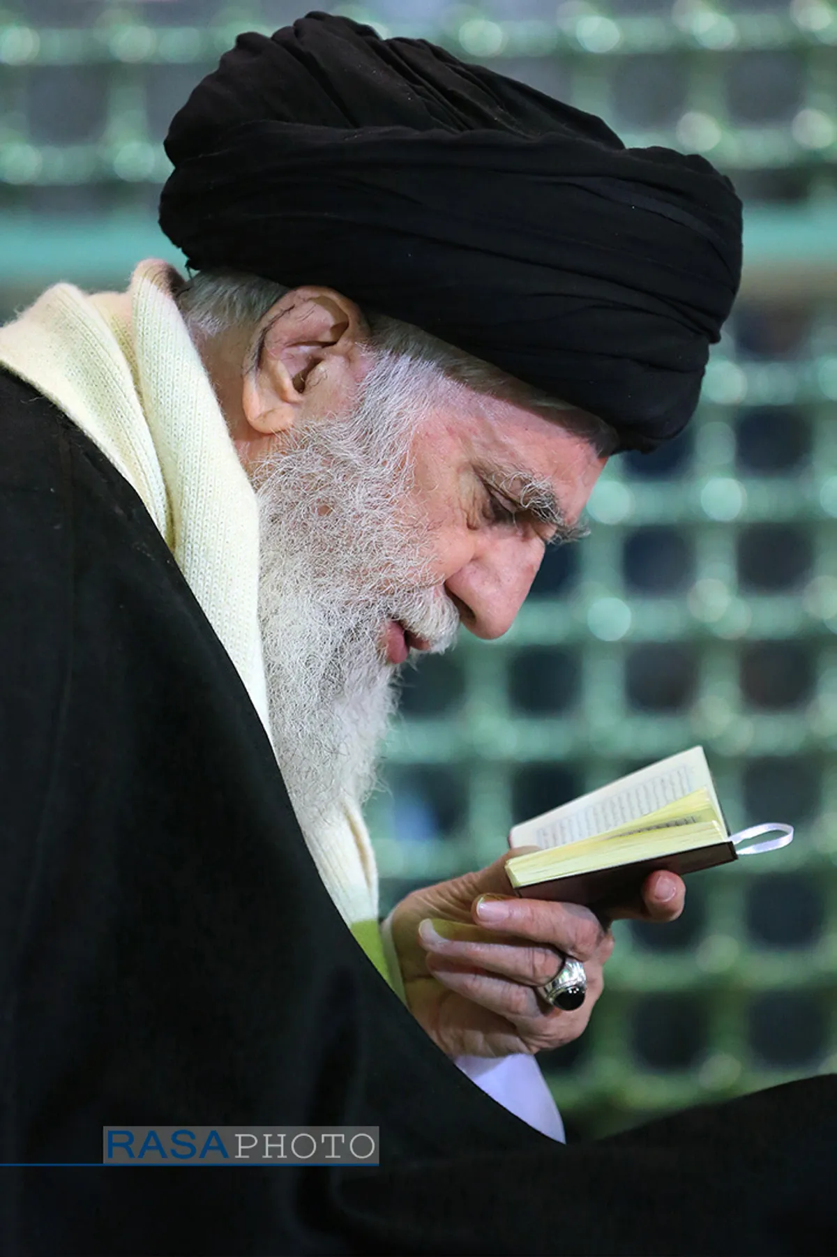 حضور مقام معظم رهبری در مرقد مطهر امام راحل و گلزار شهدای بهشت زهرا