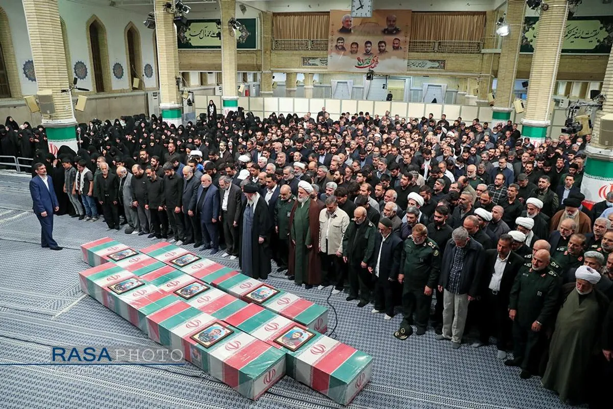 اقامه نماز توسط مقام معظم رهبری بر پیکر هفت شهید راه قدس