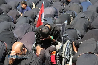 نماز جماعت ظهر عاشورا و قرائت زیارت ناحیه مقدسه در جوار قبور مطهر شهدای دامغان | عکس&zwnj;های منتخب خبرگزاری رسا از عزاداری دهه اول محرم ۱۳۹۸