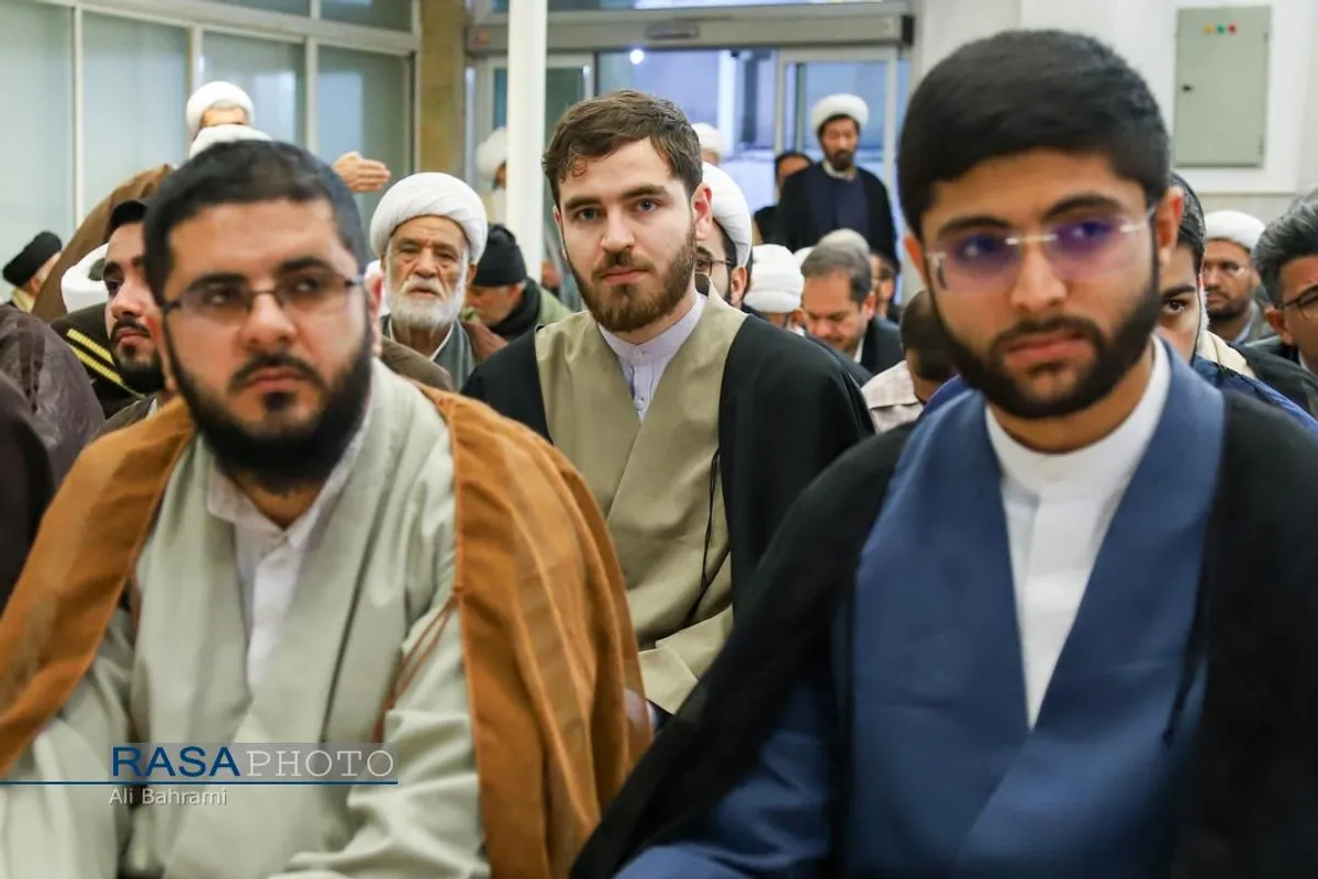 جشن روز مبعث و عمامه&zwnj;گذاری تعدادی از طلاب حوزه علمیه قم در بیوت مراجع تقلید