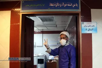 حضور جمعی از طلاب در بخش درمانی بیماران کرونایی در شب میلاد امیرالمومنین (علیه السلام)
