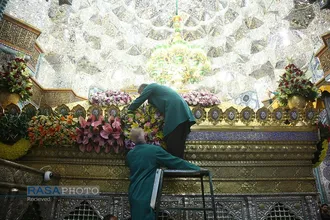 آیین گل آرایی ضریح مطهر کریمه اهل&zwnj;بیت(س) به مناسبت دهه کرامت