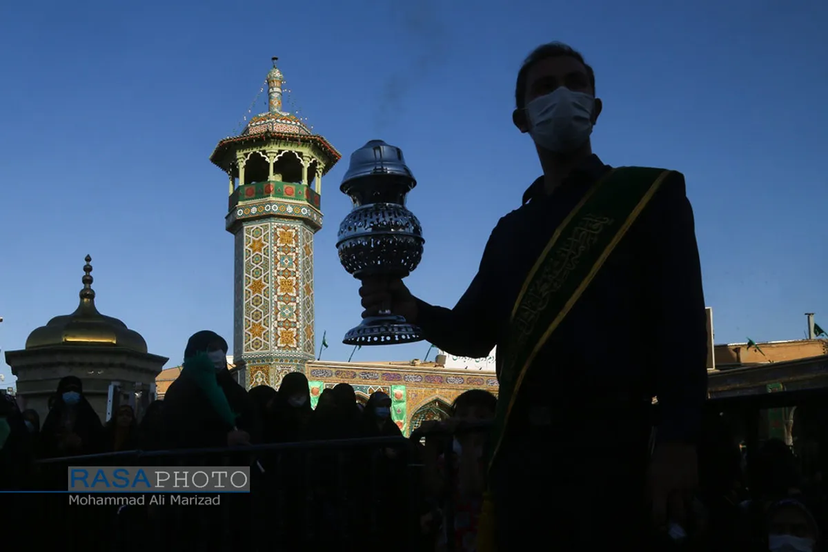 آیین تعویض پرچم حرم مطهر حضرت معصومه (سلام الله علیها) در آغاز دهه کرامت