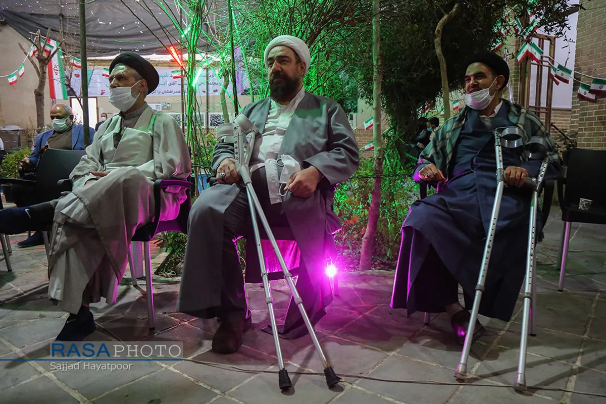 حضور تعدادی از طلاب جانباز در بیت امام راحل (ره)