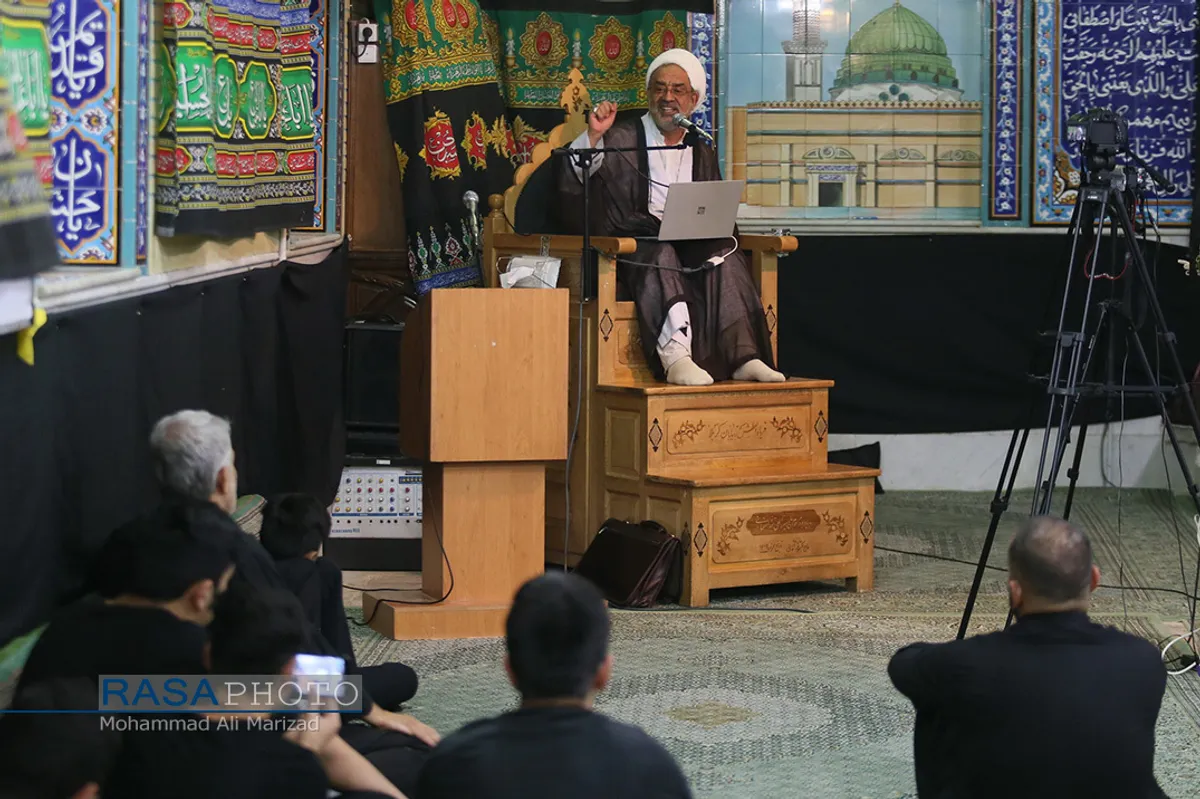 عزاداری جمعی از مهاجرین انگلیسی زبان مقیم قم در هیئت دارالزهرا (س)
