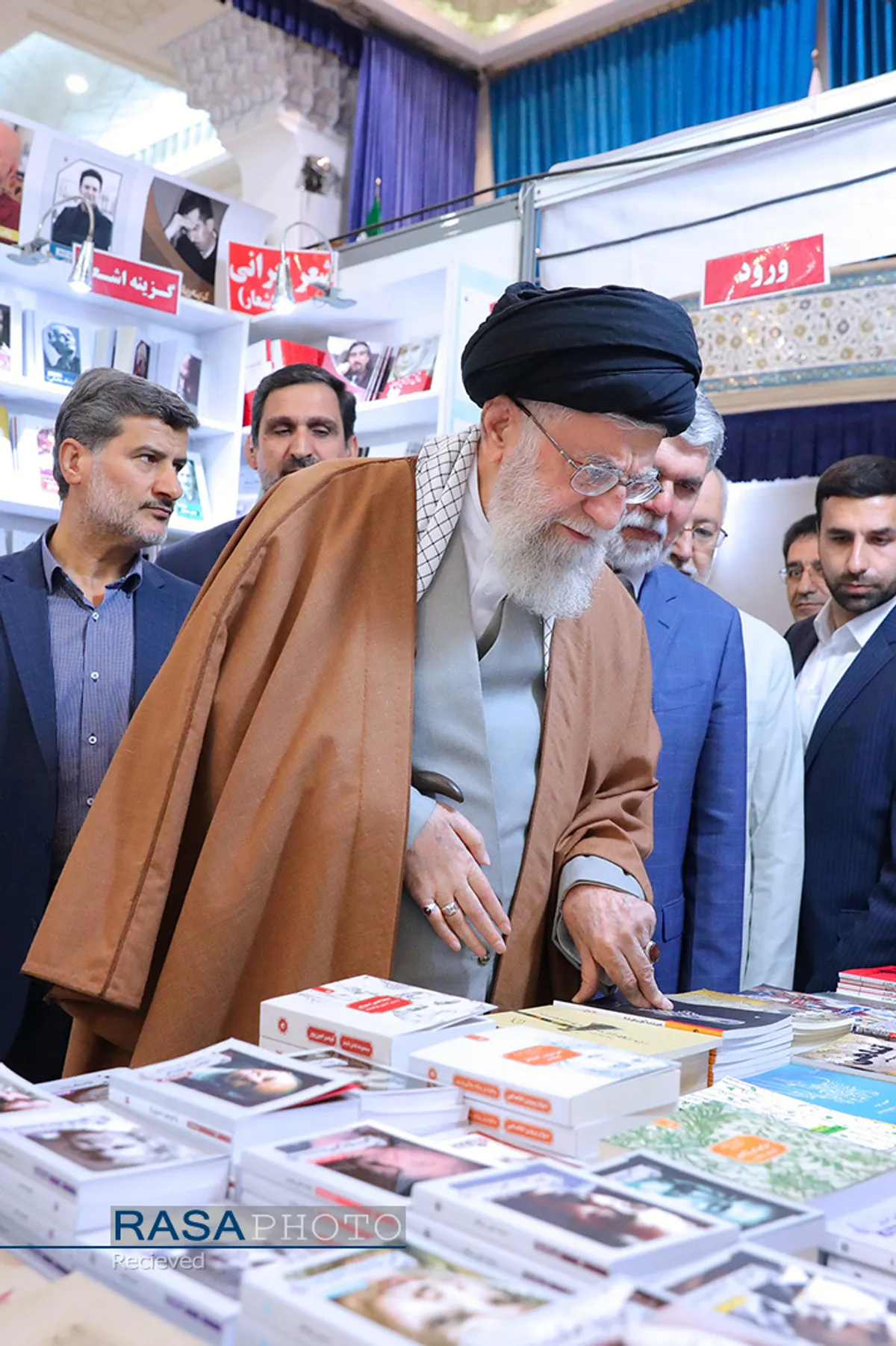 بازدید مقام معظم رهبری از سی و&zwnj;&zwnj; دومین نمایشگاه بین&zwnj;المللی کتاب تهران