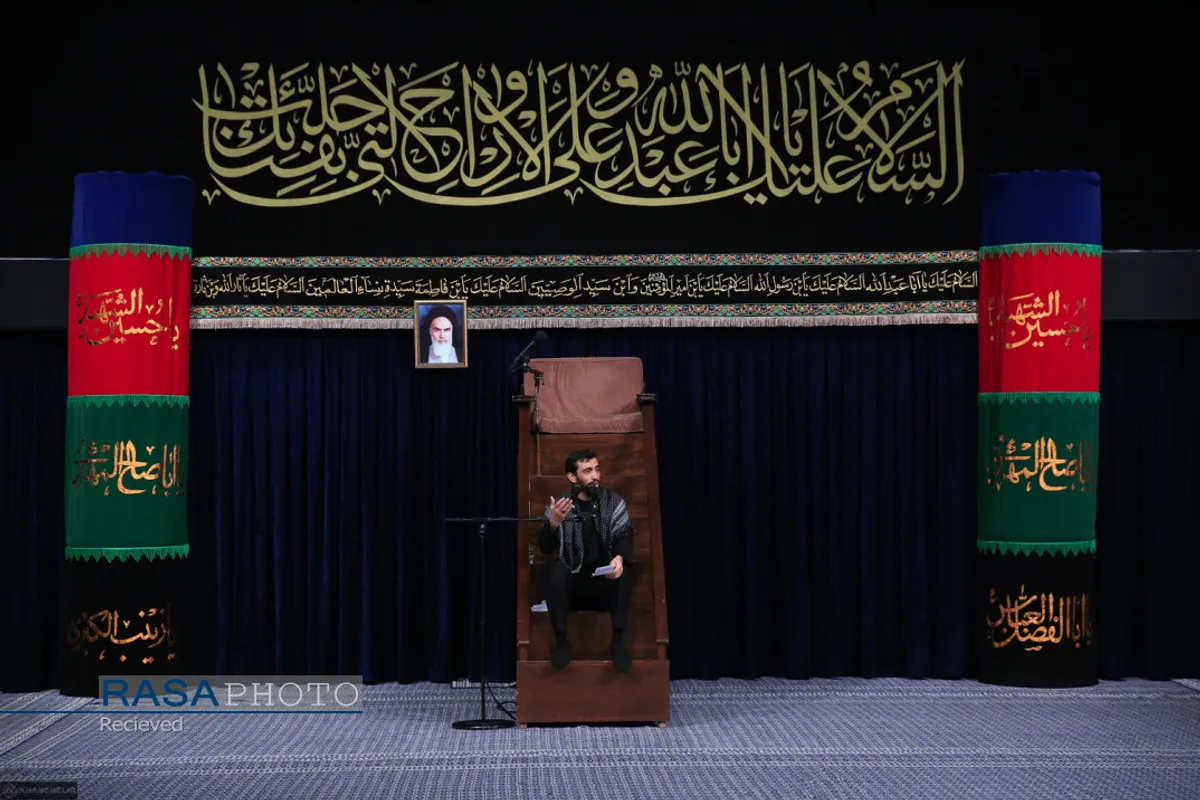 عزاداری شب تاسوعای حسینی با حضور رهبر انقلاب در حسینیه امام خمینی (ره)