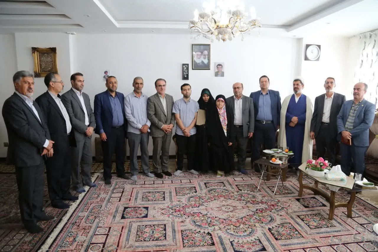 دیدار رئیس نظام پزشکی کشور با خانواده شهید پزشک جنگ ۱۲ روزه در بروجن