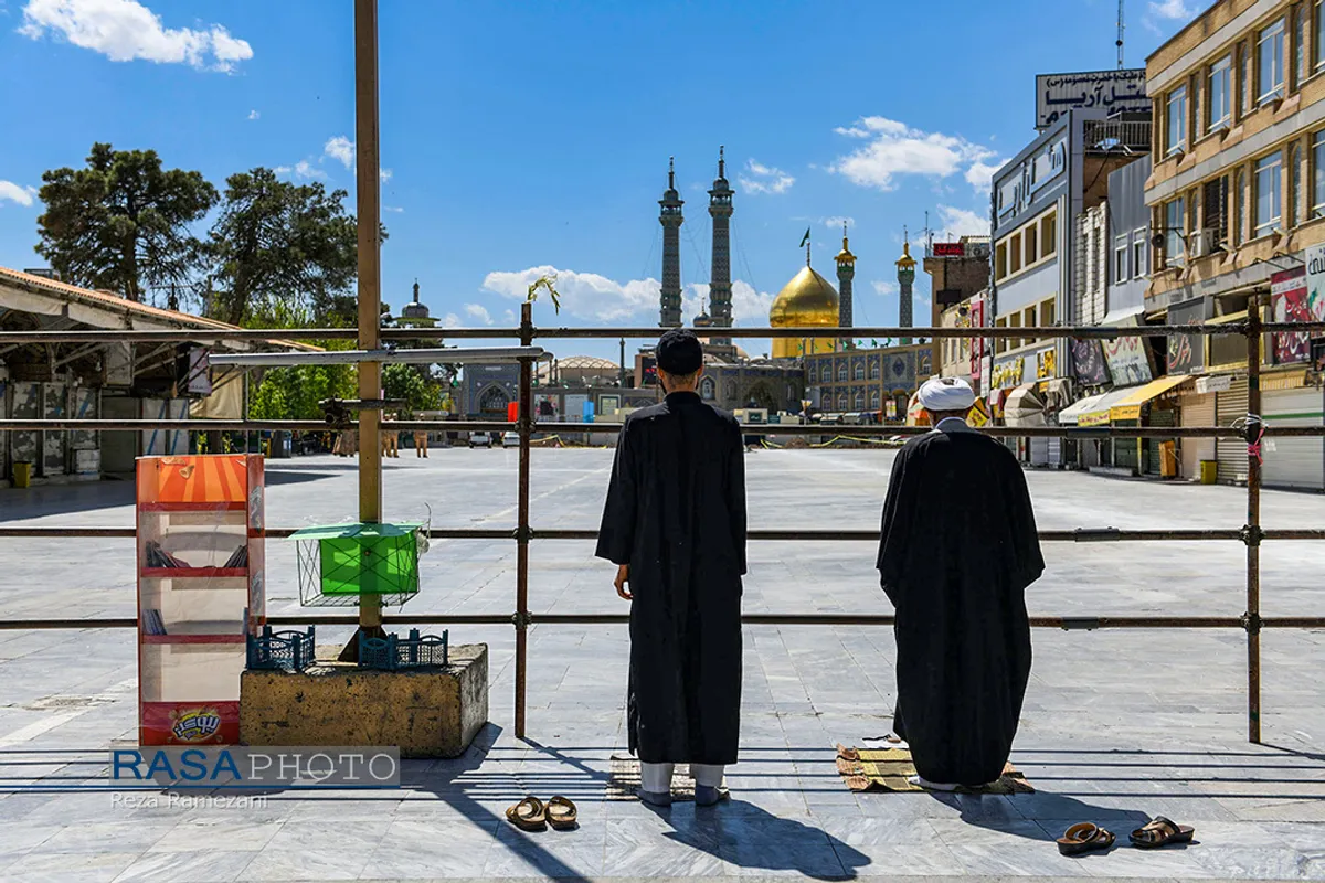 در&zwnj;های حرم مطهر حضرت معصومه (سلام الله علیها) از ۲۶ اسفند ۱۳۹۸ به روی زائران بسته شد. اکنون شاهد جلوه&zwnj;های زیبای کمتر دیده شده، از ابراز ارادت به محبان خاندان پیامبر هستیم.