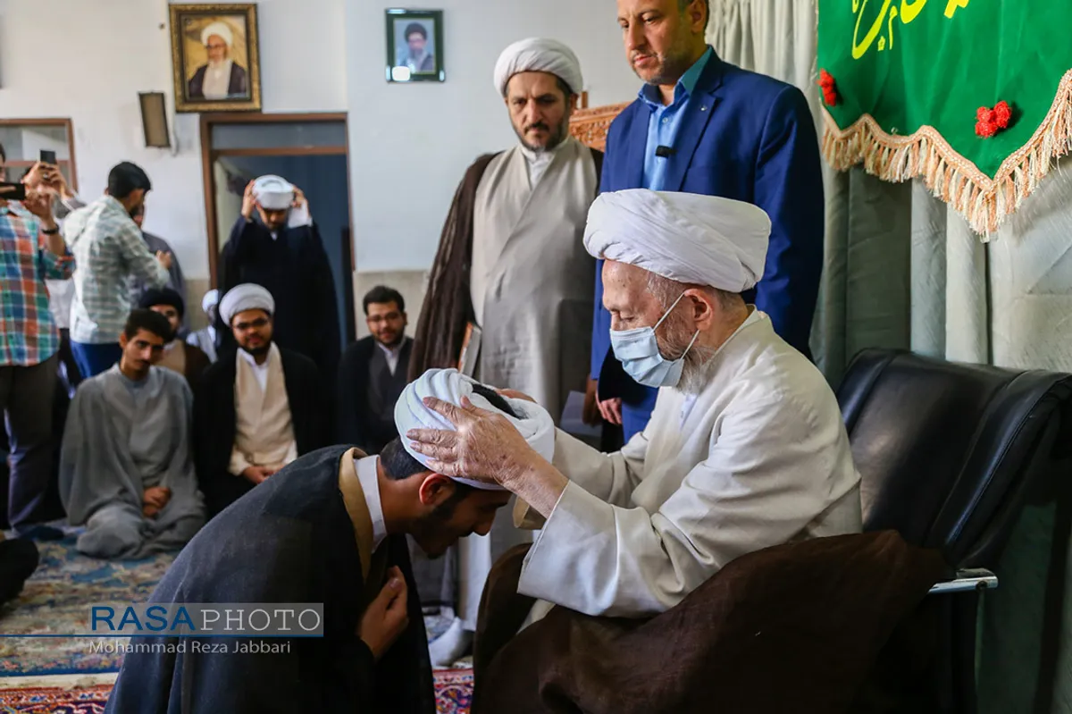 جشن عمامه&zwnj;گذاری طلاب توسط حضرت آیت الله سبحانی