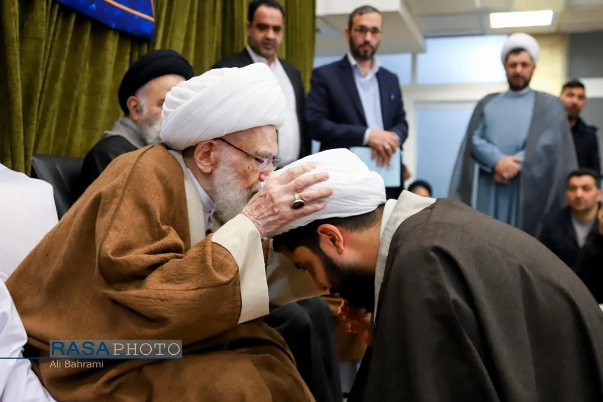 جشن روز مبعث و عمامه&zwnj;گذاری تعدادی از طلاب حوزه علمیه قم در بیوت مراجع تقلید