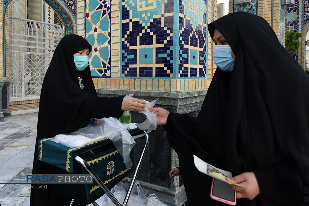 ضیافت افطار در صحن حرم مطهر رضوی
