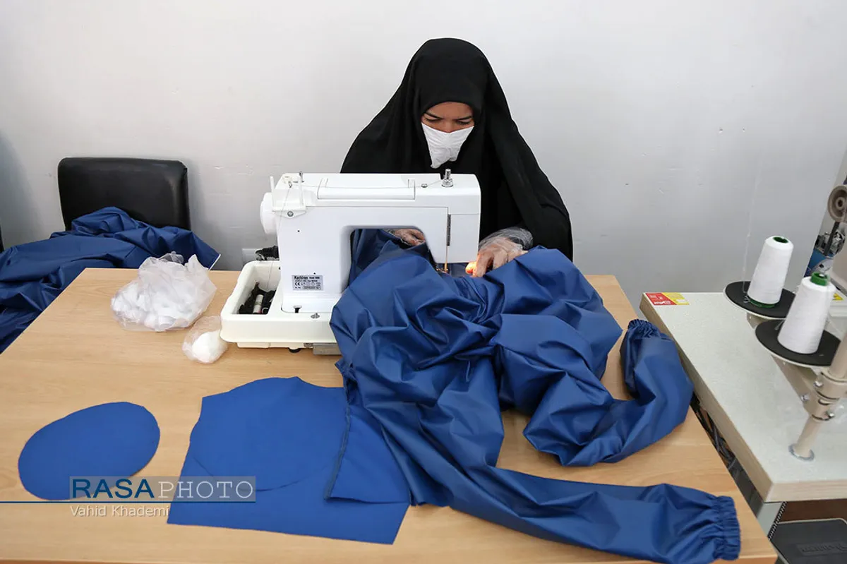 تولید ماسک و لباس بیمارستانی توسط بانوان جهادگر خراسان شمالی&lrm;