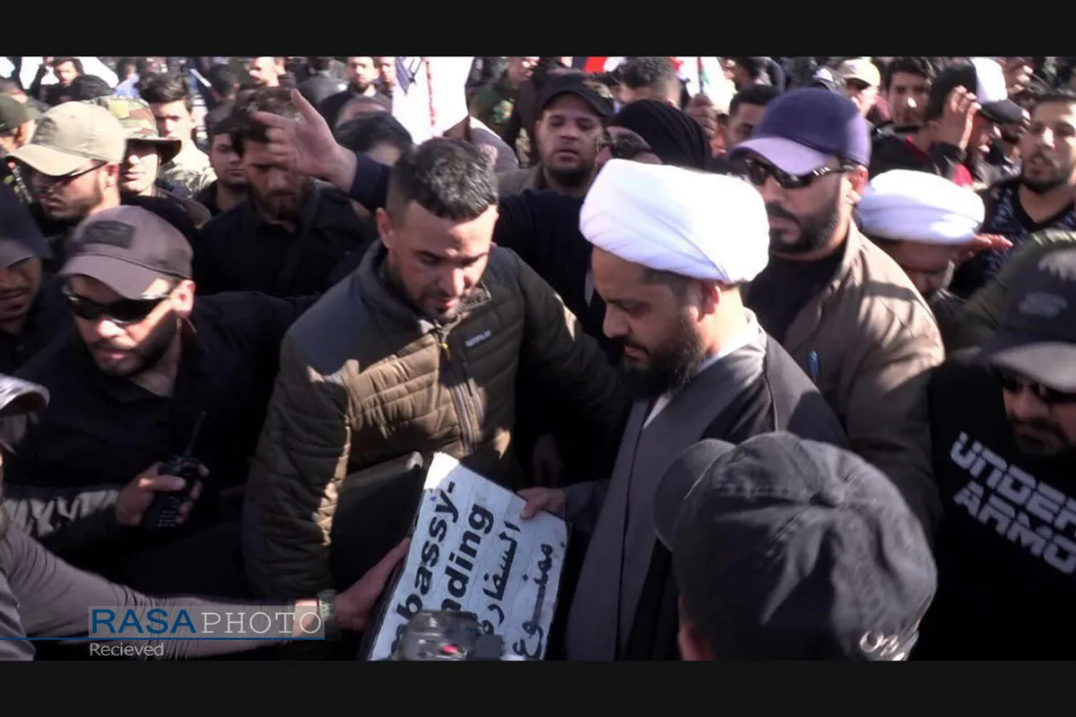 اعتراضات شدید و تجمع مردم عراق مقابل سفارت آمریکا در بغداد