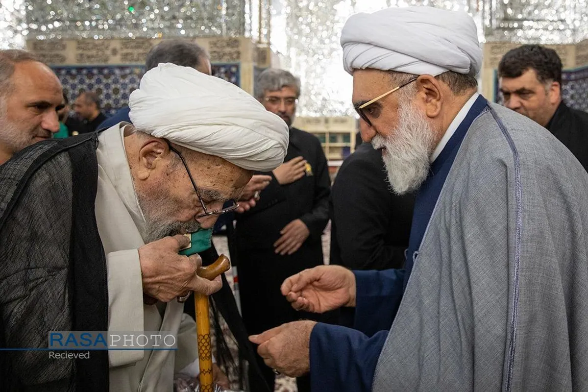 غبارروبی ضریح مطهر رضوی در آستانه دهه &laquo;ولایت و امامت&raquo;