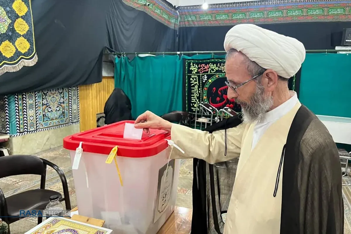 حضور آیت الله رجبی در پای صندوق رای دومین دوره چهاردهمین انتخابات ریاست جمهوری