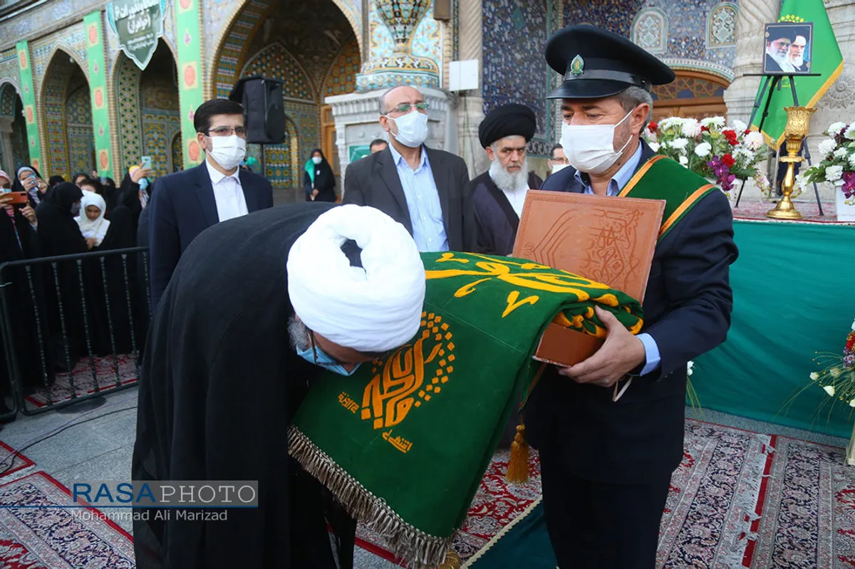 آیین تعویض پرچم حرم مطهر حضرت معصومه (سلام الله علیها) در آغاز دهه کرامت