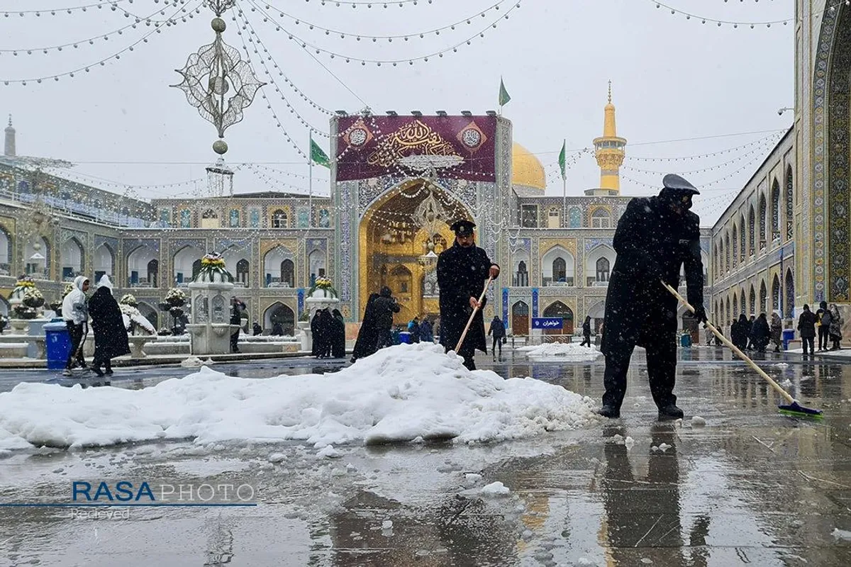 بارش برف در حرم مطهر رضوی