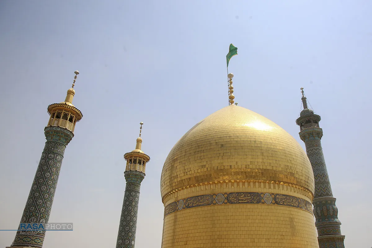 تعویض پرچم گنبد حرم حضرت فاطمه معصومه (س) در آغاز ماه ربیع
