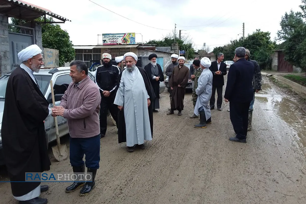 آیت الله توکل نماینده مردم مازندران در مجلس خبرگان رهبری، حجت الاسلام حسن روحانی امام جمعه بابل، حجت الاسلام شکریان رئیس سازمان تبلیغات اسلامی با حضور در مناطق سیل زده مازندران از روند امداد رسانی به سیل زدگان بازدید کردند.