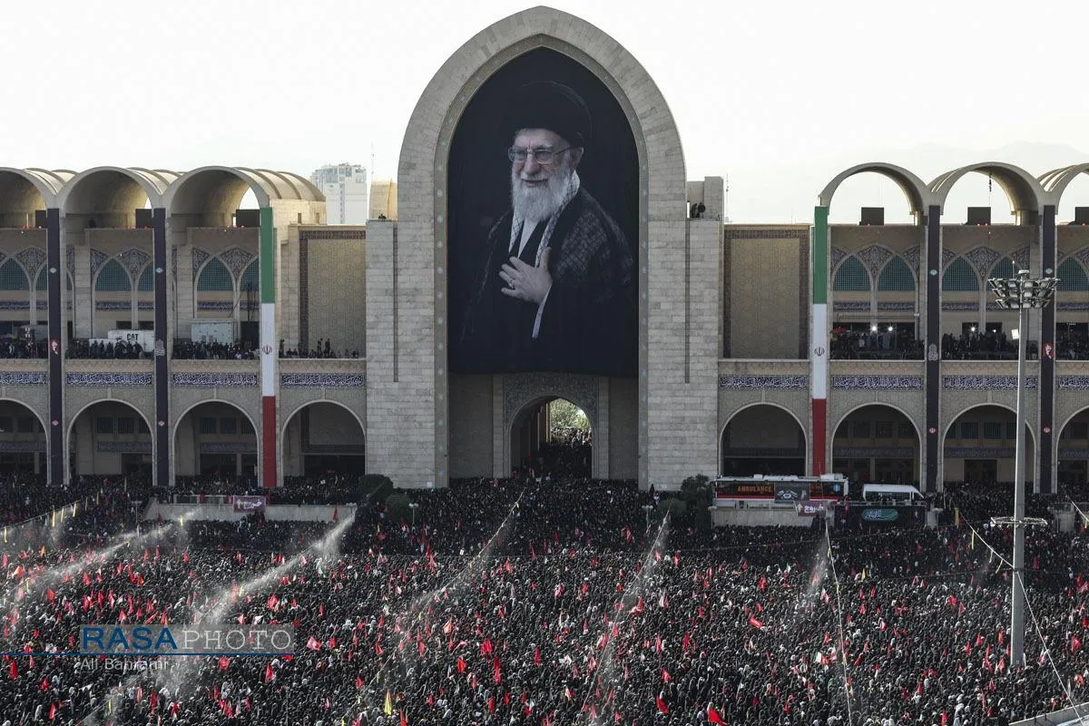 اقامه نماز بر پیکر رهبر شهید انقلاب