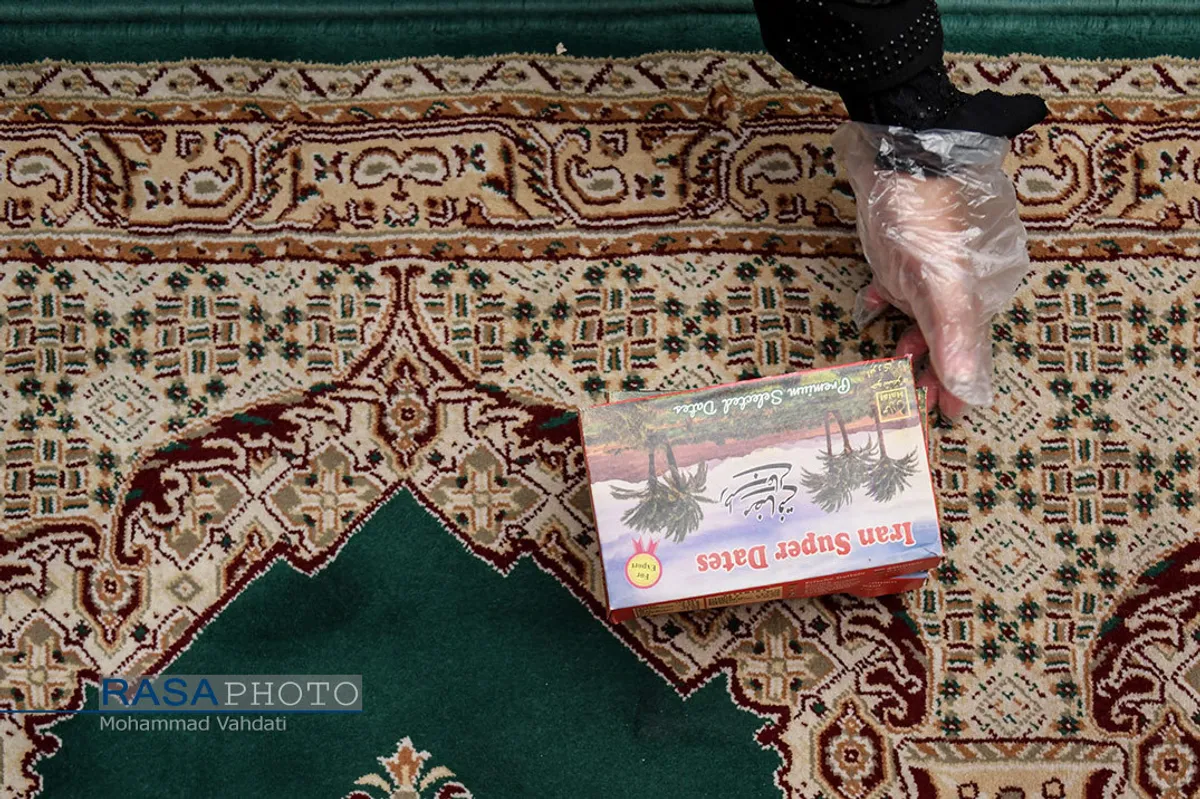 بسته بندی مواد غذایی برای نیازمندان توسط بانوان طلبه غیر ایرانی