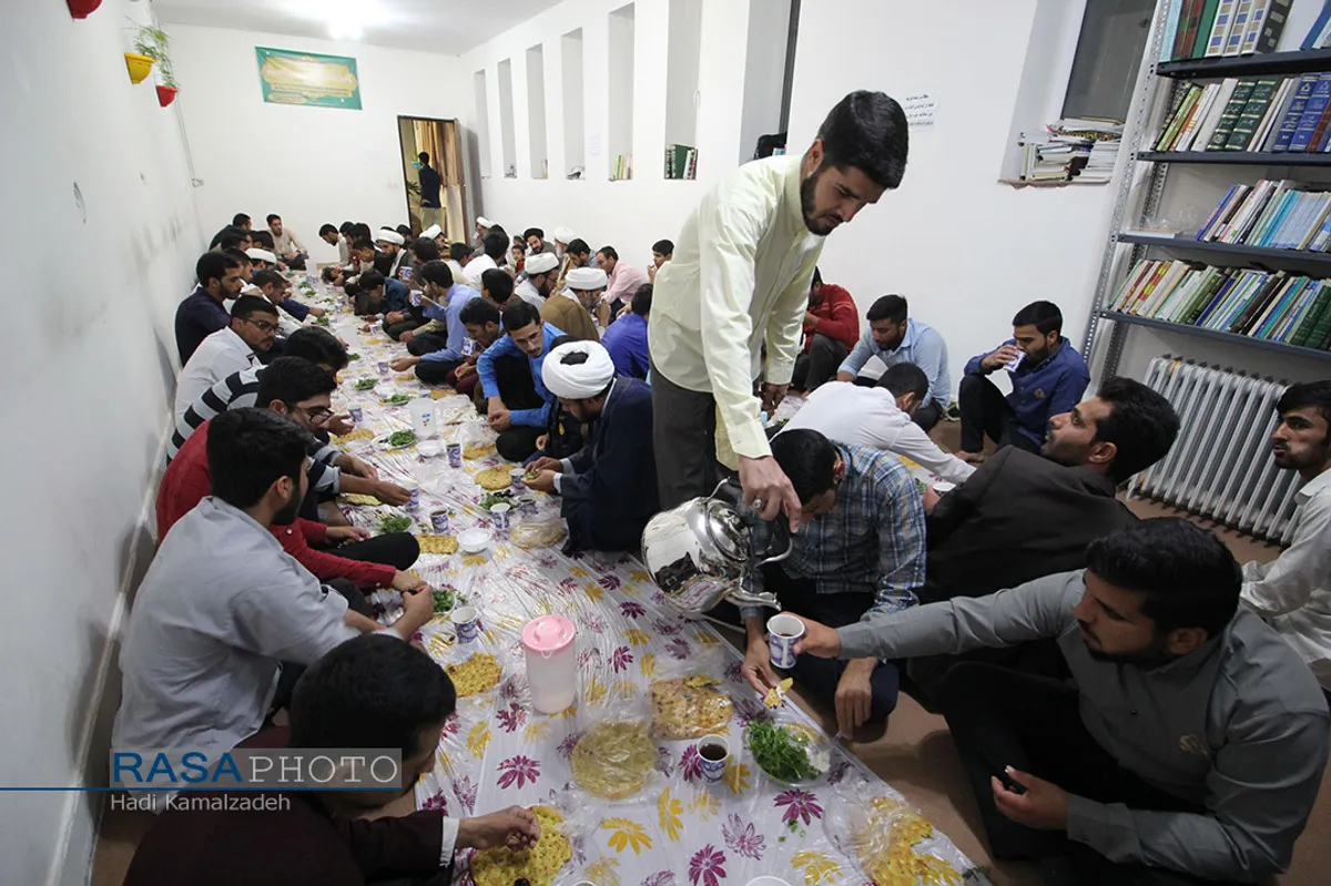 ضیافت افطاری طلاب و روحانیون در حوزه علمیه امام حسن مجنبی (ع) &lrm;