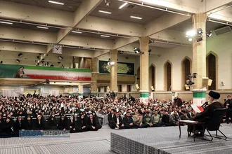 دیدار جمعی از رأی اولی&zwnj;ها و خانواده&zwnj;های شهدا با رهبر انقلاب