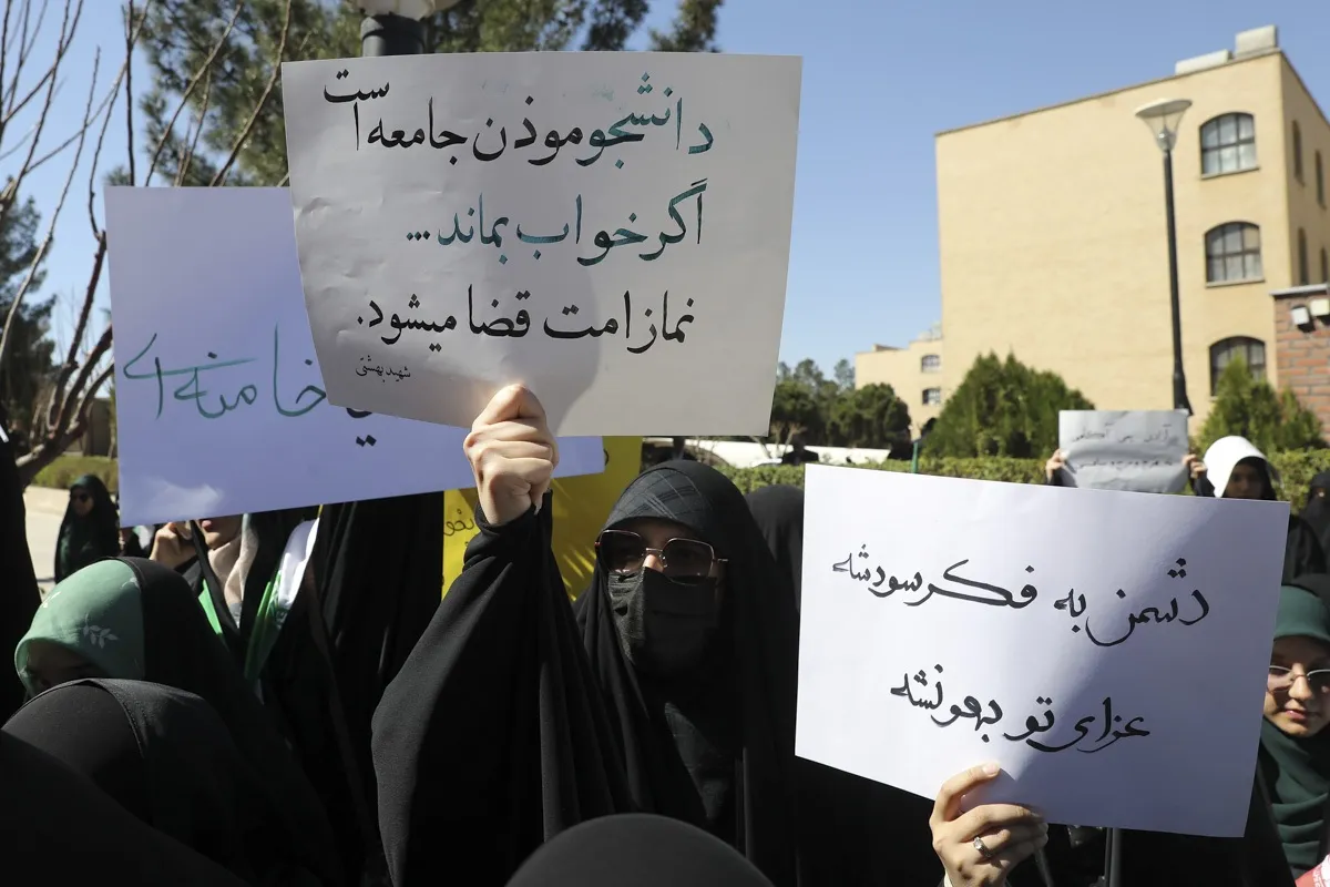 تجمع دانشجویان دانشگاه قم در محکومیت هتک حرمت پرچم جمهوری اسلامی ایران و مقدسات