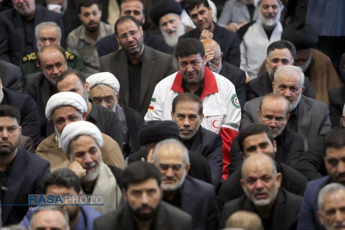 اقامه نماز توسط رهبر معظم انقلاب بر پیکر شهدای خدمت