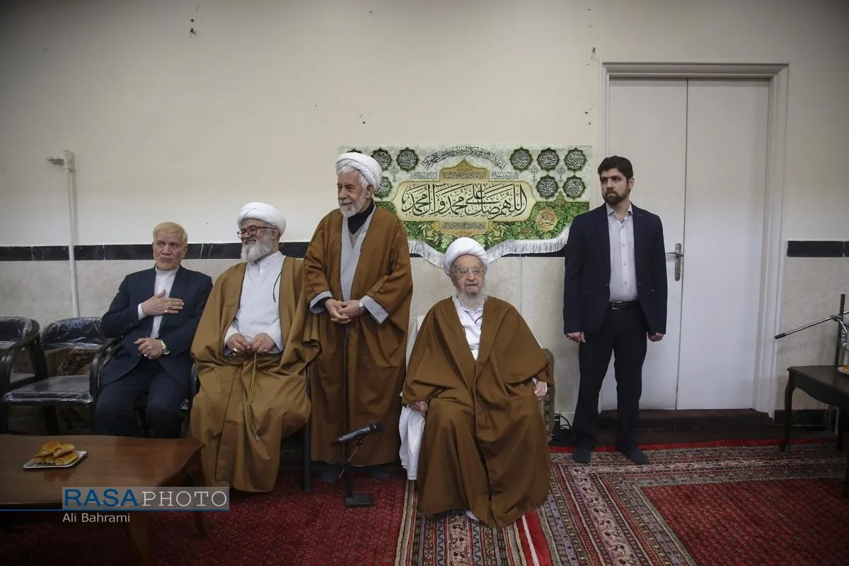 مراسم عمامه گذاری جمعی از طلاب حوزه علمیه قم در روز مبعث