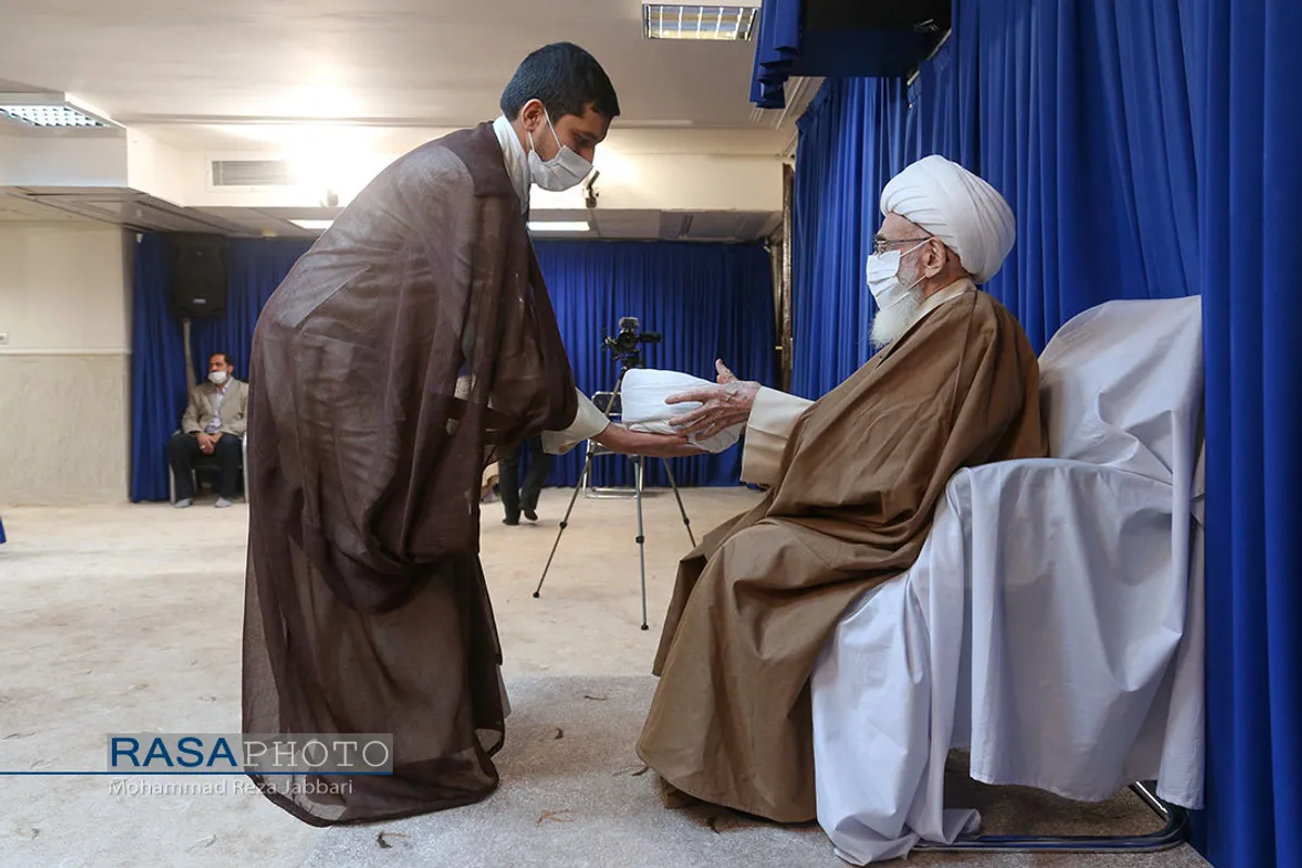 عمامه گذاری تعدادی از طلاب حوزه علمیه قم در روز میلاد حضرت زهرا (سلام الله علیها)