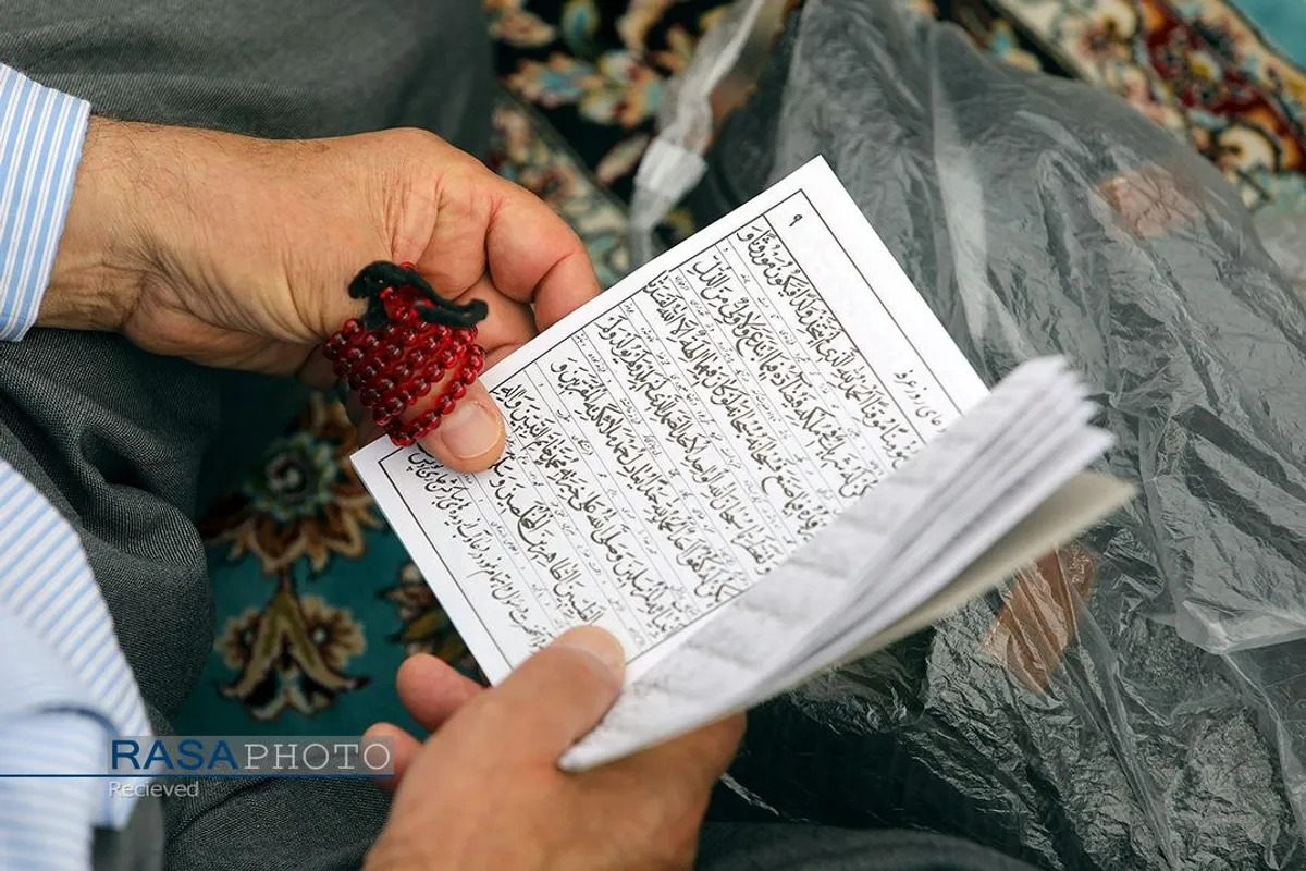 قرائت دعای پرفیض عرفه در حرم مطهر رضوی