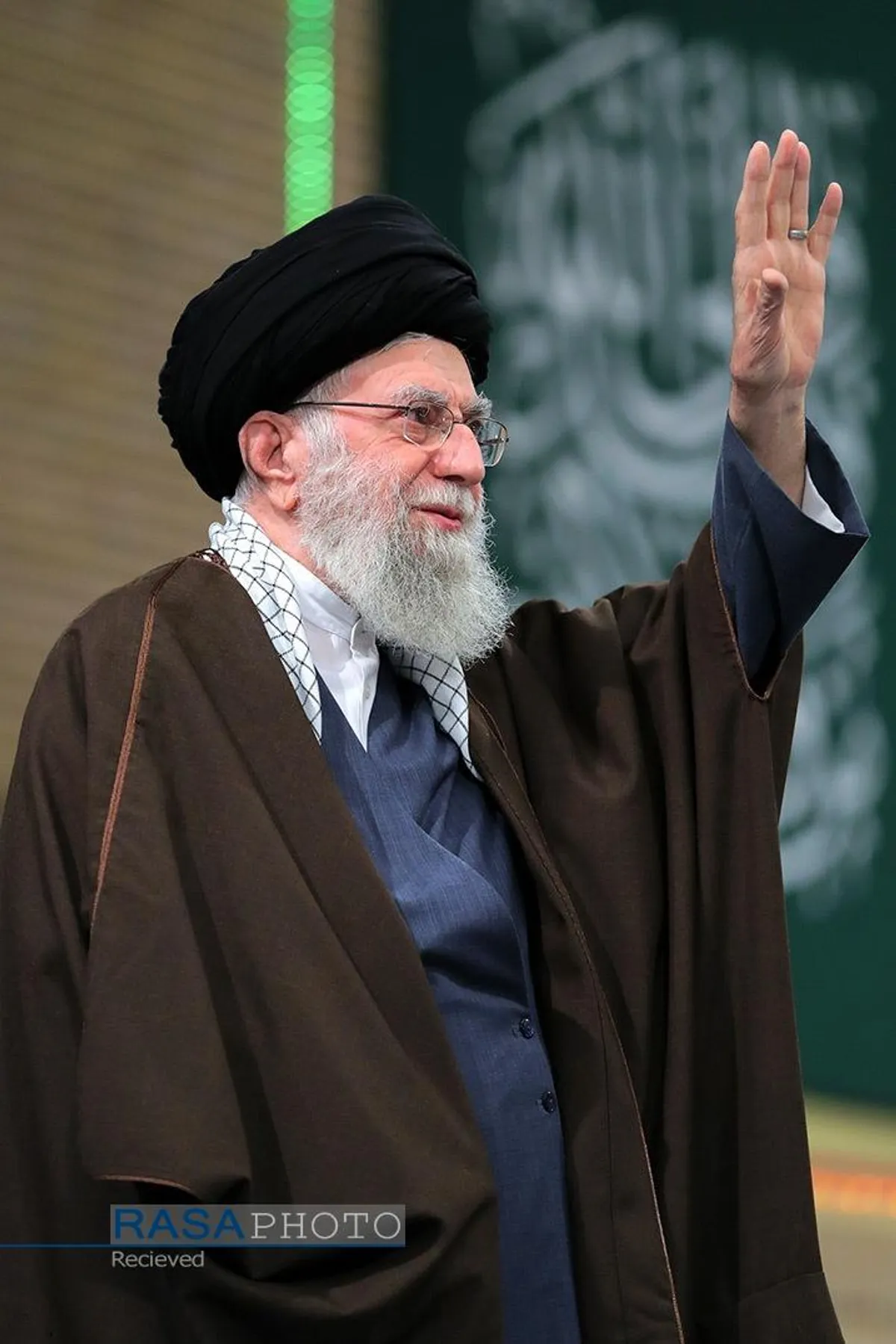 دیدار جمعی از رأی اولی&zwnj;ها و خانواده&zwnj;های شهدا با رهبر انقلاب