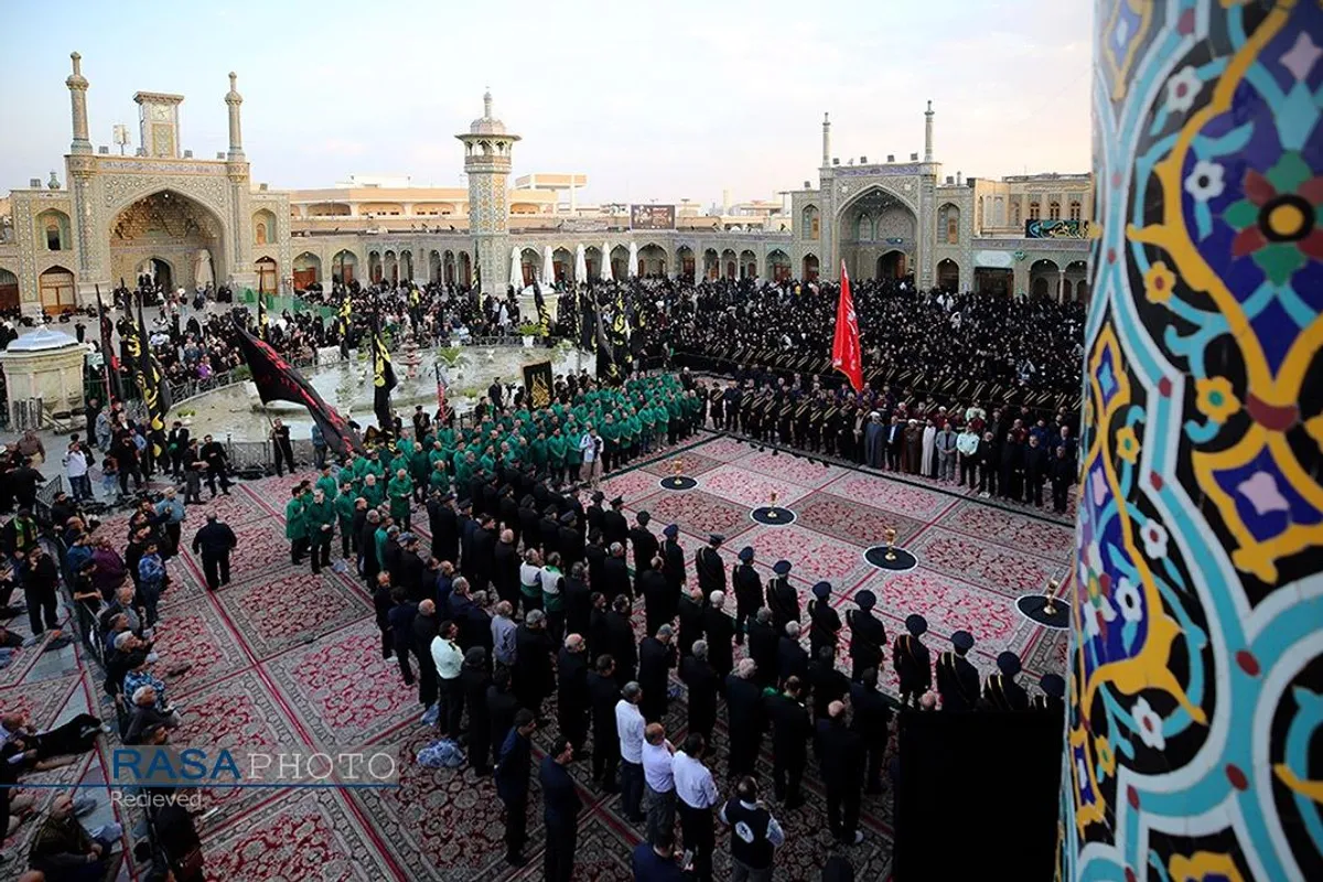 آیین تعویض پرچم گنبد مطهر حرم حضرت فاطمه معصومه (سلام&zwnj;الله&zwnj;علیها)