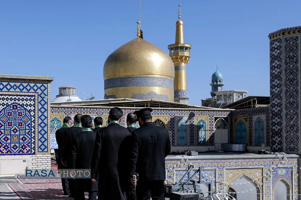 آیین تعویض پرچم گنبد منور رضوی در روز میلاد امام رضا(علیه&zwnj;السلام)