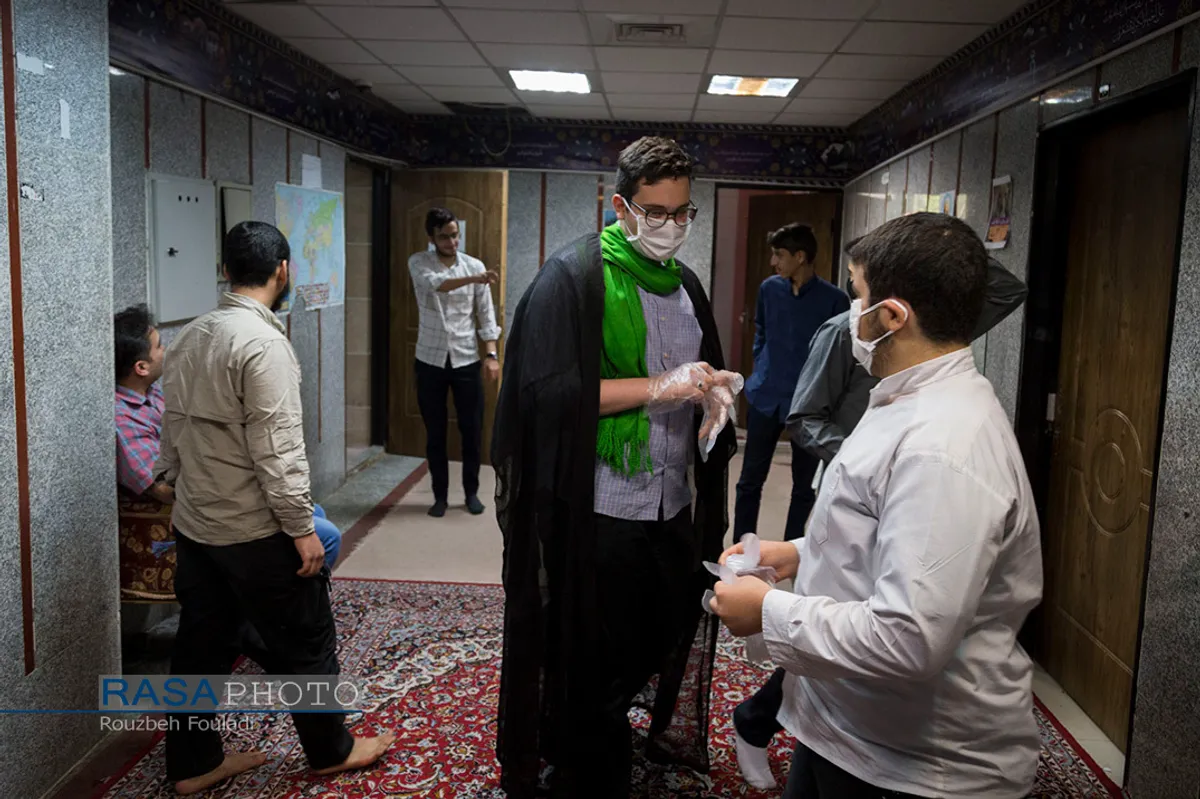 توزیع ۳۱۳ بسته افطاری ساده توسط طلاب جوان مدرسه علمیه نورالاصفیاء