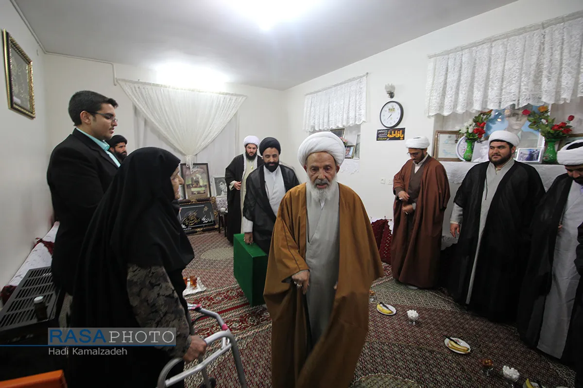 دیدار و تکریم خانواده شهدا با حضور جمعی از طلاب در بیرجند&lrm;