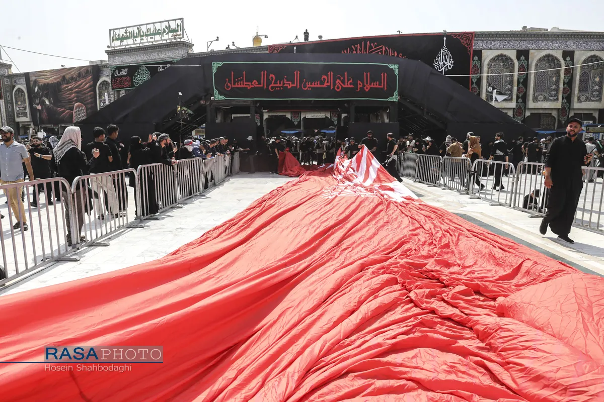 رونمایی از بزرگترین پرچم خونخواهی رهبر شهید انقلاب در بین الحرمین
