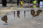 تعدادی از طلاب و بسیجیان بر بام مسجد درحال پرکردن تانکر های سمپاش از مواد ضدعفونی کننده هستند
