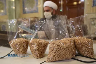 آماده سازی بسته&zwnj;های کمک معیشتی حضرت آیت الله مکارم شیرازی