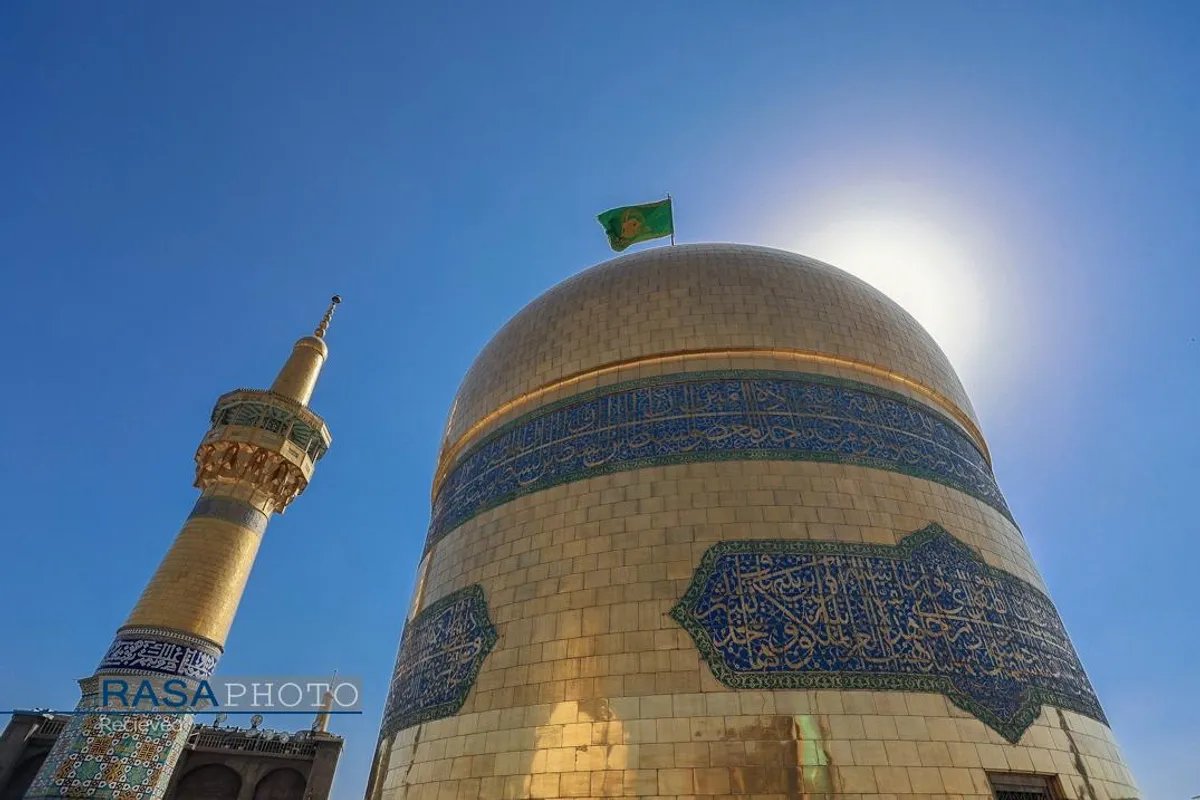 آیین تعویض پرچم گنبد منور رضوی در روز میلاد امام رئوف (ع)