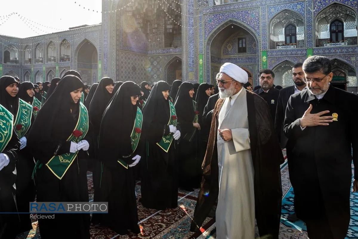 آیین تعویض پرچم گنبد منور رضوی در روز میلاد امام رئوف (ع)
