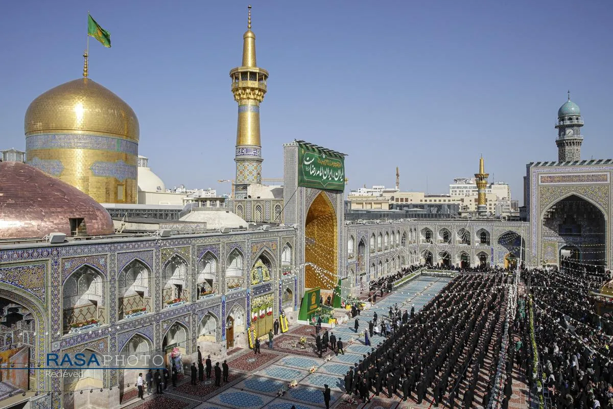 آیین تعویض پرچم گنبد منور رضوی در روز میلاد حضرت امام رضا (علیه&zwnj;السلام)