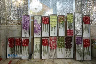 آیین گل آرایی ضریح مطهر کریمه اهل&zwnj;بیت(س) به مناسبت دهه کرامت