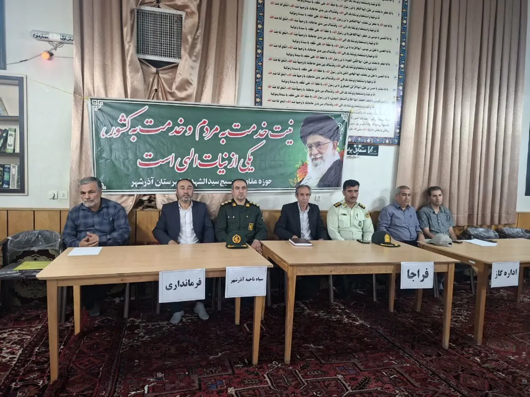میز خدمت مسئولان آذرشهر در مسجد فاطمه‌الزهرا برگزار شد