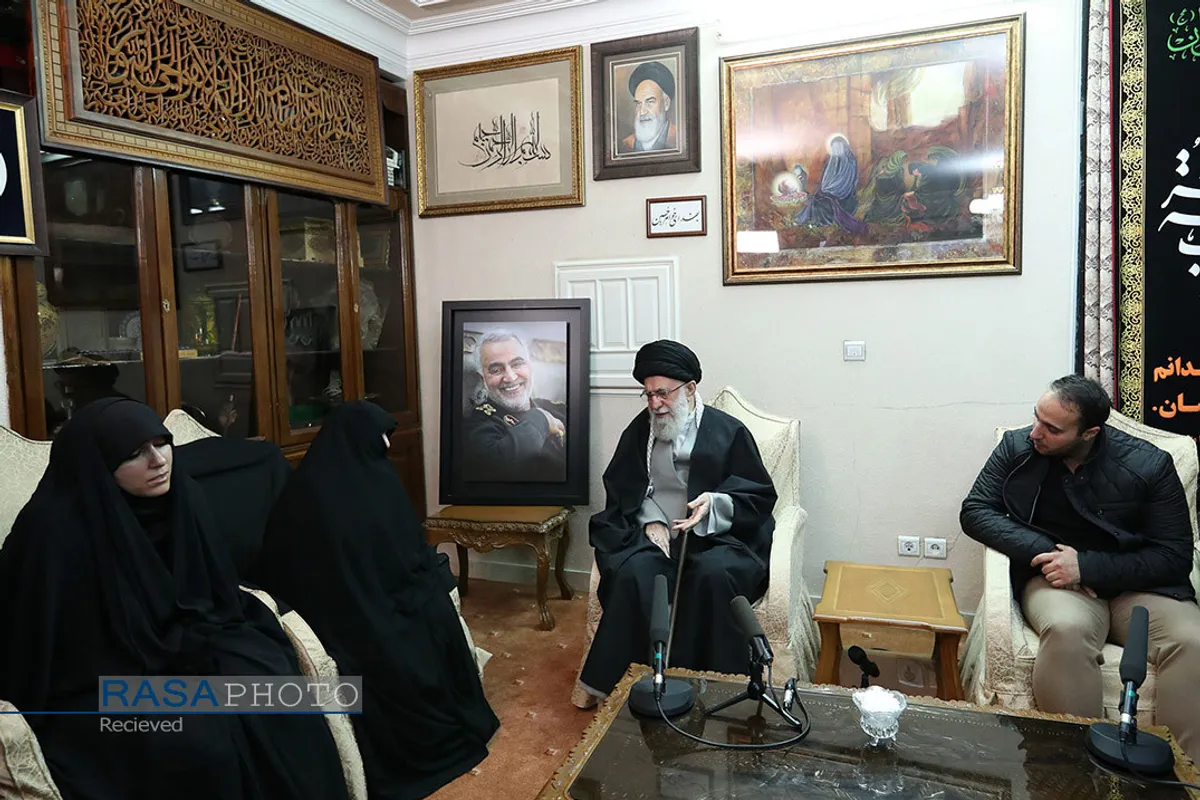 حضور رهبر معظم انقلاب اسلامی در منزل سردار شهید سپهبد سلیمانی